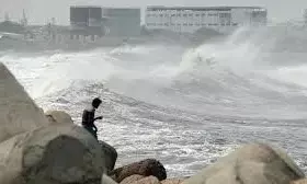 Cyclone Amphan Live : अम्फान का कहर शुरू, पश्चिम बंगाल और ओडिशा में 2-2 लोगों की मौत Cyclone Amphan Live : अम्फान का कहर शुरू, पश्चिम बंगाल और ओडिशा में 2-2 लोगों की मौत
