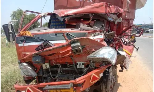 फिरोजाबाद में भीषण सड़क हादसा, श्रमिकों से भरी डीसीएम के उड़ गये परखच्चे फिरोजाबाद में भीषण सड़क हादसा, श्रमिकों से भरी डीसीएम के उड़ गये परखच्चे