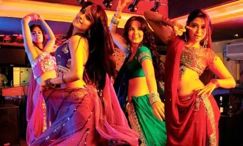 ट्रक में छुप कर बार डांसर्स पहुंची मुरादाबाद, अब Quarantine Center में जाकर कर रहीं ये मांग ट्रक में छुप कर बार डांसर्स पहुंची मुरादाबाद, अब Quarantine Center में जाकर कर रहीं ये मांग