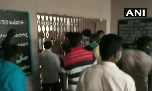 рдХрд░реНрдирд╛рдЯрдХ рдХреЗ рд╢рд┐рд╡рдореЛрдЧреНрдЧрд╛ рдХреЗ рдПрдХ рдХреНрд╡рд╛рд░рдВрдЯрд╛рдЗрди рд╕реЗрдВрдЯрд░ рдХреЗ рдкреНрд░рд╡реЗрд╢ рджреНрд╡рд╛рд░ рдкрд░ рдХреА рддреЛреЬ рдлреЛреЬ, рднрд╛рд░реА рдкреБрд▓рд┐рд╕ рдмрд▓ рддреИрдирд╛рдд рдХрд░реНрдирд╛рдЯрдХ рдХреЗ рд╢рд┐рд╡рдореЛрдЧреНрдЧрд╛ рдХреЗ рдПрдХ рдХреНрд╡рд╛рд░рдВрдЯрд╛рдЗрди рд╕реЗрдВрдЯрд░ рдХреЗ рдкреНрд░рд╡реЗрд╢ рджреНрд╡рд╛рд░ рдкрд░ рдХреА рддреЛреЬ рдлреЛреЬ, рднрд╛рд░реА рдкреБрд▓рд┐рд╕ рдмрд▓ рддреИрдирд╛рдд