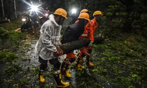 ओडिशा-बंगाल में अम्फान तूफान से भीषण तबाही, बंगाल में 10-12 लोगों की मौत ओडिशा-बंगाल में अम्फान तूफान से भीषण तबाही, बंगाल में 10-12 लोगों की मौत