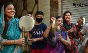 गृहमंत्रालय ने जनता को दी बड़ी राहत, लोगों ने बालकनी में बजाई थाली