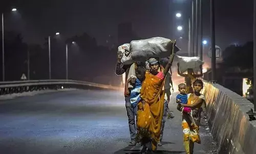 रात जब एक तस्वीर दिखी तो आंसू निकल पड़े, सोचता हूँ कि क्या ये लोग घर पहुँच चुके होंगे, कुछ खाकर सो गए होंगे? रात जब एक तस्वीर दिखी तो आंसू निकल पड़े, सोचता हूँ कि क्या ये लोग घर पहुँच चुके होंगे, कुछ खाकर सो गए होंगे?