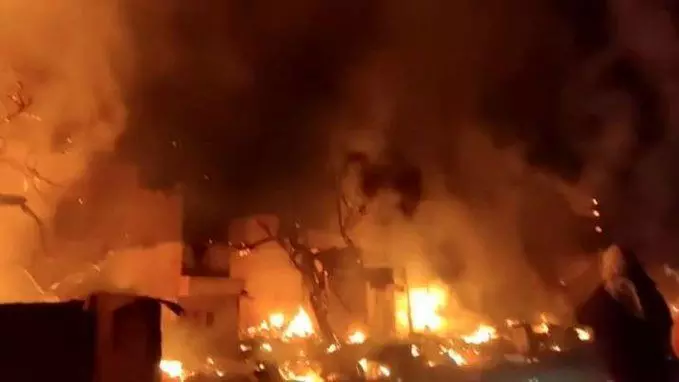 दिल्ली के कीर्ति नगर इलाके में चूना भट्टी की झुग्गियों में लगी भीषण आग