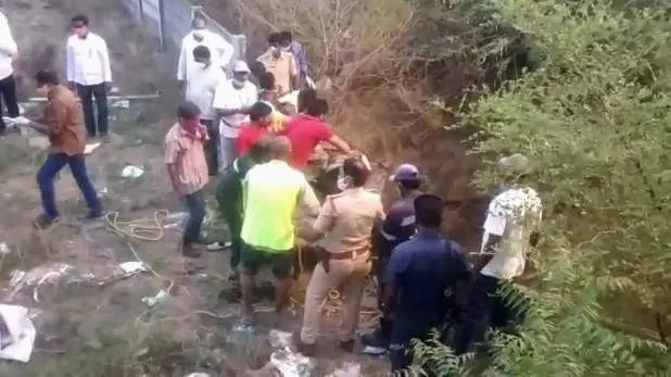 सुसाइड या मर्डर?: तेलंंगाना में कुएं से मिले 9 शव, पड़ोस के दो फरार प्रवासी भी जांच के घेरे में सुसाइड या मर्डर?: तेलंंगाना में कुएं से मिले 9 शव, पड़ोस के दो फरार प्रवासी भी जांच के घेरे में
