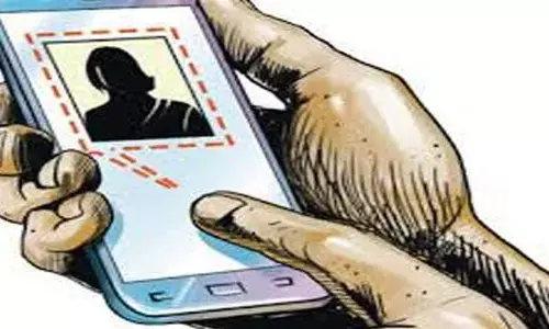 21 वर्षीय छात्रा से छठी क्लास के बच्चे ने बनाया सेक्स चैट का दबाव