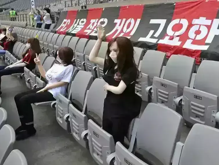 फुटबॉल मैच में दर्शकों की जगह बैठा दी सेक्स डॉल, लगा 62 लाख का जुर्माना फुटबॉल मैच में दर्शकों की जगह बैठा दी सेक्स डॉल, लगा 62 लाख का जुर्माना