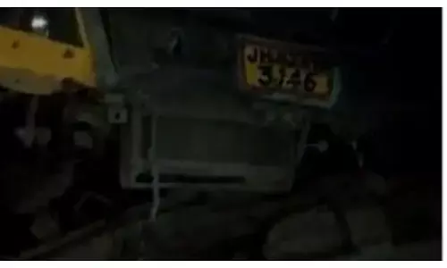 बिहार में माइनिंग अफसर की जीप में ट्रक ने मारी टक्कर, 3 पुलिसकर्मी समेत 4 की मौत बिहार में माइनिंग अफसर की जीप में ट्रक ने मारी टक्कर, 3 पुलिसकर्मी समेत 4 की मौत