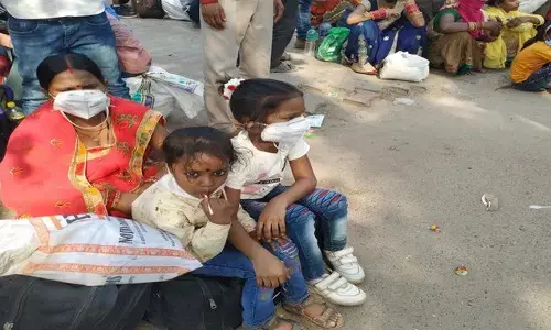 पहले श्रमिक ट्रेनों के लिए मीलों का सफर, और फिर धूप में घंटों इंतजार