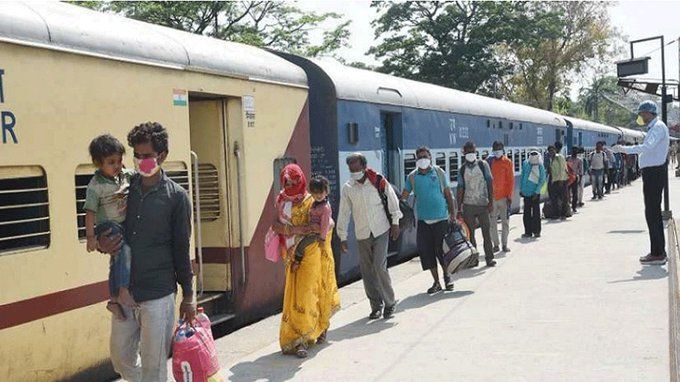 मुंबई से गोरखपुर के लिए चली ट्रेन पहुंची ओडिशा, प्रवासी मजदूरों में मचा हडकंप मुंबई से गोरखपुर के लिए चली ट्रेन पहुंची ओडिशा, प्रवासी मजदूरों में मचा हडकंप