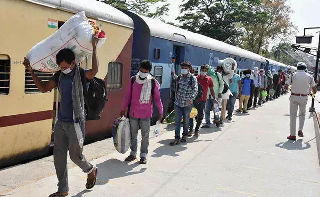 बुलेट ट्रेन लाने वालो, झांसी से गोरखपुर श्रमिक स्पेशल ट्रेन में 5 दिन तक शौचालय में सफर करता रहा प्रवासी श्रमिक का शव