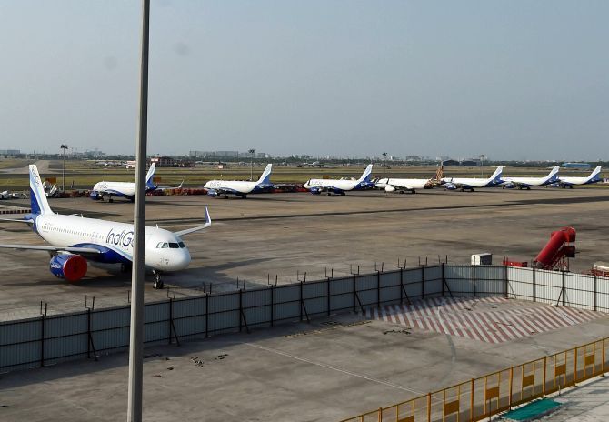 मुंबई में कल से 25 फ्लाइट्स को मिलेगी मंजूरी, विमानों की संख्या में भी होगा इजाफा मुंबई में कल से 25 फ्लाइट्स को मिलेगी मंजूरी, विमानों की संख्या में भी होगा इजाफा