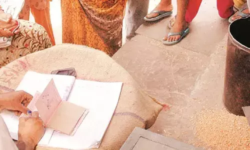 राशन डीलर की दबंगई,शिकायतकर्ता की सरेआम पिटाई राशन डीलर की दबंगई,शिकायतकर्ता की सरेआम पिटाई