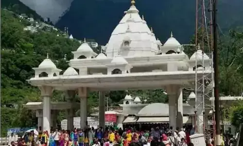 क्वारंटाइन में रह रहे मुसलमानों को सहरी-इफ्तारी दे रहा वैष्णो देवी मंदिर, लोगों ने कहा- ये है असली भारत क्वारंटाइन में रह रहे मुसलमानों को सहरी-इफ्तारी दे रहा वैष्णो देवी मंदिर, लोगों ने कहा- ये है असली भारत