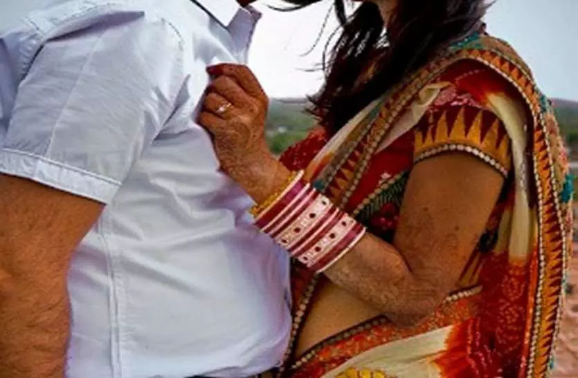हनीमून मनाने गया कपल बुरी तरह फंसा, अब छटपटा रहा है! हनीमून मनाने गया कपल बुरी तरह फंसा, अब छटपटा रहा है!