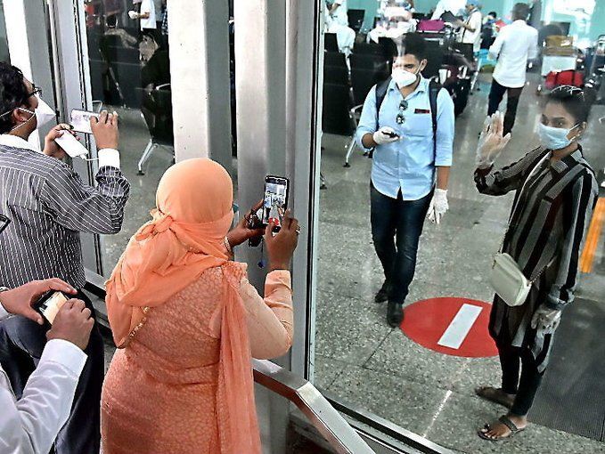 यूपी: बीमार मां से मिलने बेटा दुबई से नौकरी छोड़कर आया, लेकिन माँ से मुलाकात तो अंतिम बार देख भी नहीं पाया यूपी: बीमार मां से मिलने बेटा दुबई से नौकरी छोड़कर आया, लेकिन माँ से मुलाकात तो अंतिम बार देख भी नहीं पाया