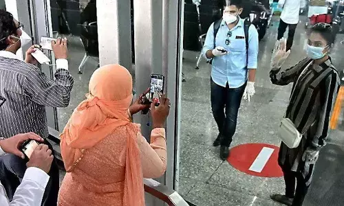 यूपी: बीमार मां से मिलने बेटा दुबई से नौकरी छोड़कर आया, लेकिन माँ से मुलाकात तो अंतिम बार देख भी नहीं पाया यूपी: बीमार मां से मिलने बेटा दुबई से नौकरी छोड़कर आया, लेकिन माँ से मुलाकात तो अंतिम बार देख भी नहीं पाया