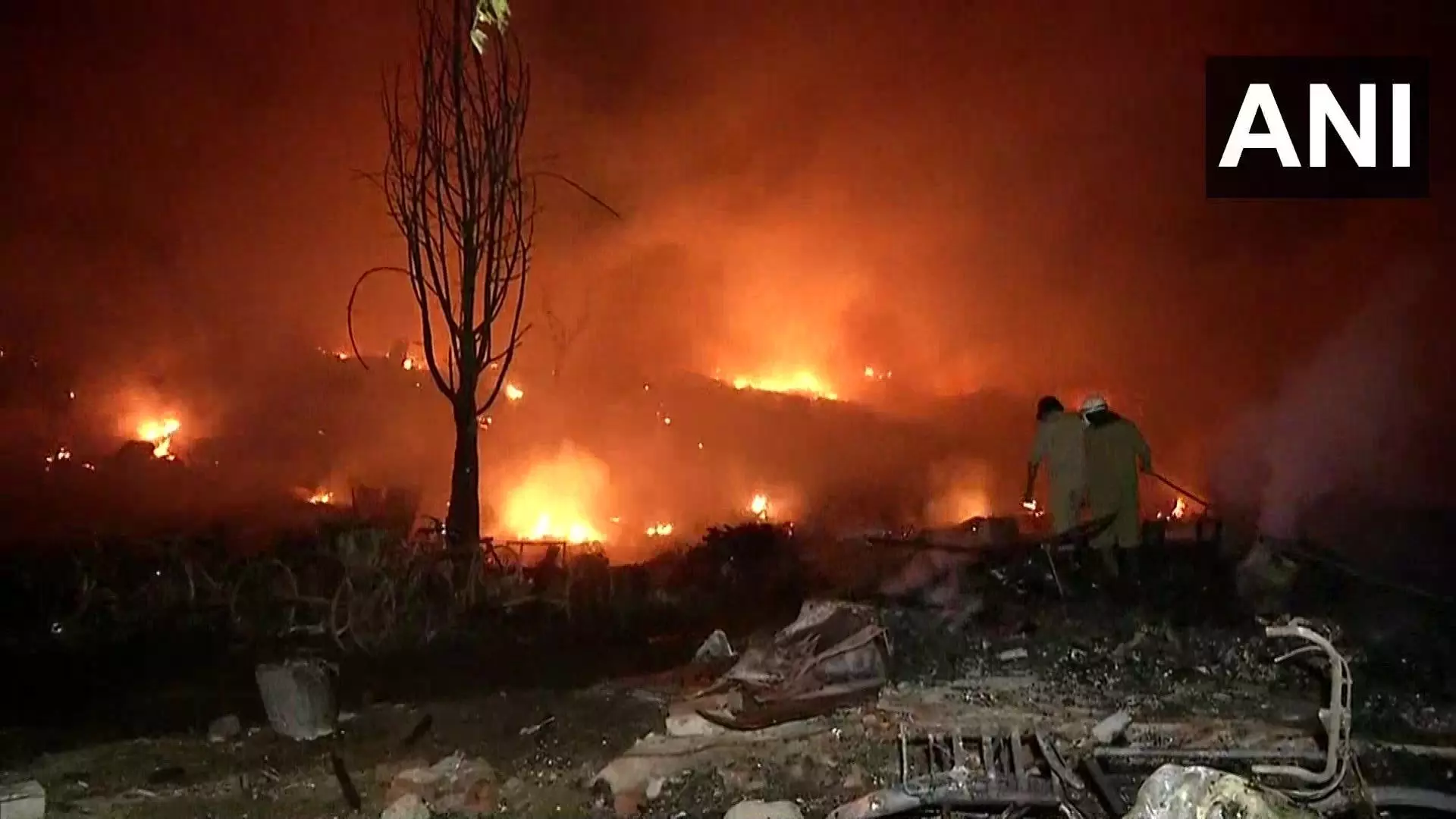 दिल्ली के तुगलकाबाद में भीषण आग, 1200 झुग्गियां जलकर खाक