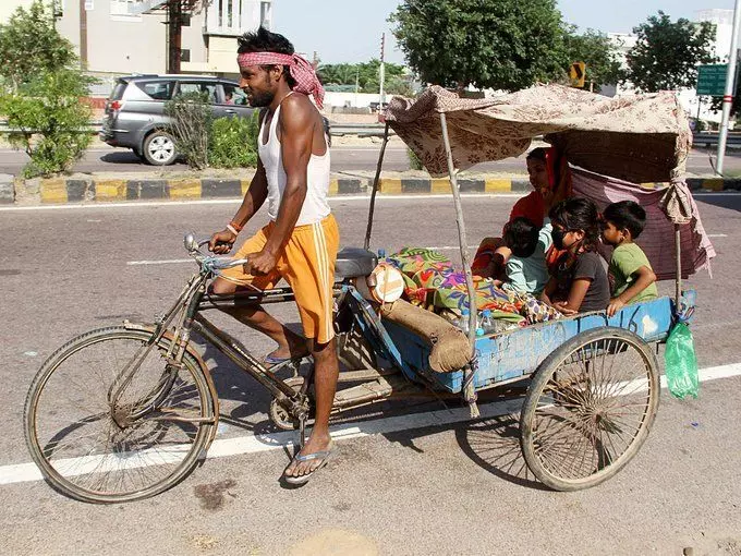 प्रवासी मजदूरों की बदहाली पर SC ने स्वत: संज्ञान लिया, अब केंद्र और राज्यों से मांगा जवाब