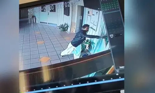 Britain के गुरुद्वारे पर हमला करने वाला पाकिस्तानी गिरफ्तार, नोट में लिखा-कश्मीरियों की मदद करो Britain के गुरुद्वारे पर हमला करने वाला पाकिस्तानी गिरफ्तार, नोट में लिखा-कश्मीरियों की मदद करो