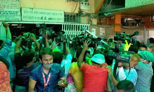 ट्रिपल मर्डर में घायल जे पी यादव को अस्पताल देखने पहुंचे तेजस्वी यादव, जहाँ लॉकडाउन की धज्जियां उड़ गई. देखिये वीडियो