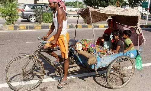 प्रवासी मजदूरों की बदहाली पर SC ने स्वत: संज्ञान लिया, अब केंद्र और राज्यों से मांगा जवाब