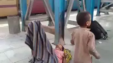 भूंख से बिलखता बच्चा माँ की लाश से खेल रहा है, मासूम को नहीं पता उसकी माँ अब जीवित नहीं, देखिये वीडियो, लेकिन सरकार खामोश!