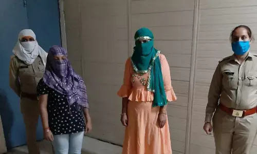 लॉकडाउन में नोएडा में गेस्ट हाउस में चल रहा था सेक्स का खेल, लेकिन जब पहुंची पुलिस तो लोग इस हाल में भाग खड़े हुए, कई गिरफ्तार लॉकडाउन में नोएडा में गेस्ट हाउस में चल रहा था सेक्स का खेल, लेकिन जब पहुंची पुलिस तो लोग इस हाल में भाग खड़े हुए, कई गिरफ्तार