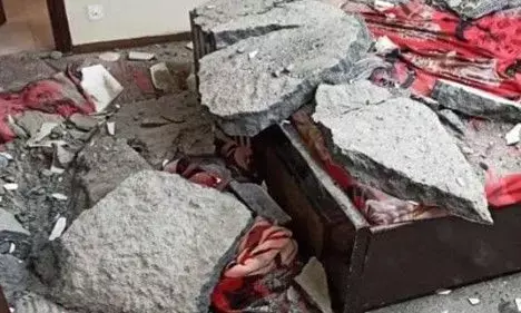 ग्रेटर नोएडा में अजनारा सोसायटी में फ्लैट की छत का गिरा प्लास्टर, बच्चा घायल