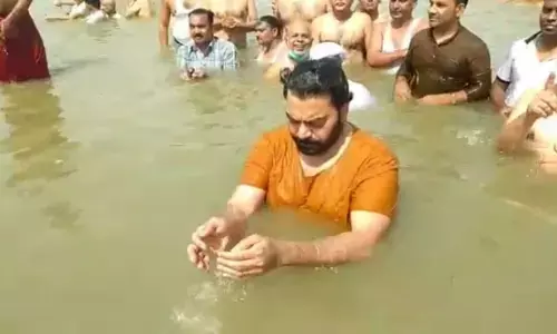 गृहस्थ संत दद्दा की अस्थियों का संगम में हुआ विसर्जन ,बॉलीवुड एक्टर आशुतोष राणा और राजपाल यादव रहे मौजूद गृहस्थ संत दद्दा की अस्थियों का संगम में हुआ विसर्जन ,बॉलीवुड एक्टर आशुतोष राणा और राजपाल यादव रहे मौजूद