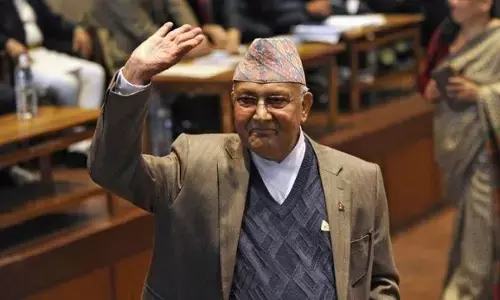 बैकफुट पर आया नेपाल, पीएम केपी ओली ने नए नक्शे से जुड़े संविधान संशोधन पर लगाई रोक बैकफुट पर आया नेपाल, पीएम केपी ओली ने नए नक्शे से जुड़े संविधान संशोधन पर लगाई रोक