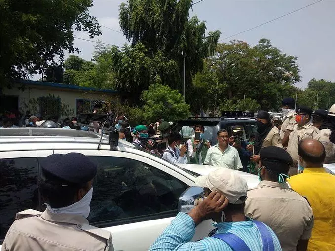 बिहार: राबड़ी आवास के बाहर हाई-वोल्टेज ड्रामा, जब तेजस्वी के कार के सामने खड़े हो गए डीएसपी