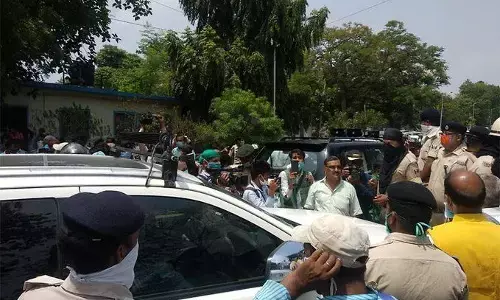 बिहार: राबड़ी आवास के बाहर हाई-वोल्टेज ड्रामा, जब तेजस्वी के कार के सामने खड़े हो गए डीएसपी