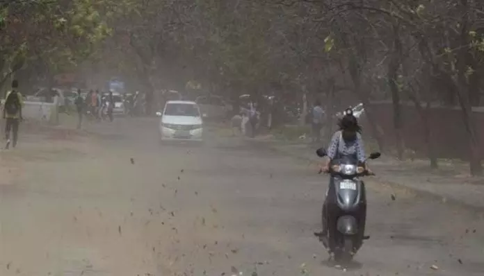 यूपी में आंधी बारिश से कई जिलों में नुकसान, कन्नौज में पांच की मौत, प्रदेश में कुल 23 मौतें