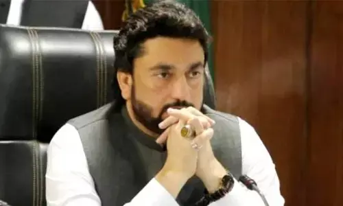 पाकिस्तान में इमरान खान के मंत्री शहरयार अफरीदी कोरोना पॉजिटिव पाकिस्तान में इमरान खान के मंत्री शहरयार अफरीदी कोरोना पॉजिटिव