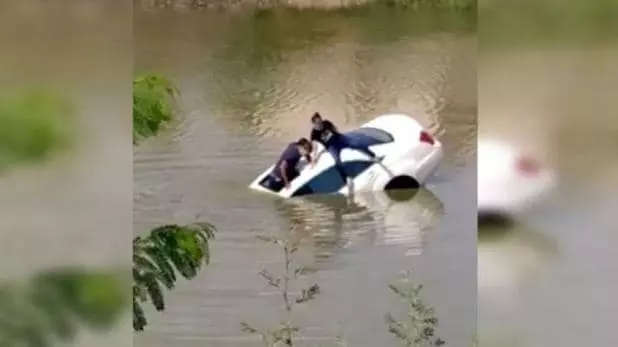 गुजरातः तालाब में गिरी मर्सिडीज कार, दो की मौत, हादसे का वीडियो देखकर विचलित हो जाएंगे?
