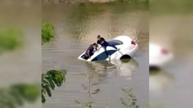 गुजरातः तालाब में गिरी मर्सिडीज कार, दो की मौत, हादसे का वीडियो देखकर विचलित हो जाएंगे? गुजरातः तालाब में गिरी मर्सिडीज कार, दो की मौत, हादसे का वीडियो देखकर विचलित हो जाएंगे?