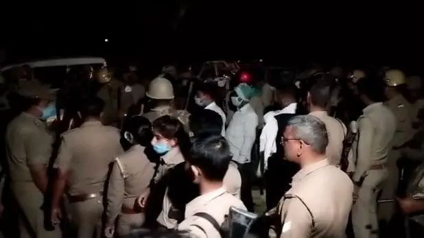 प्रतापगढ़: प्यार के मामले में युवक को जिंदा जलाया, गुस्साए लोगों ने फूंकी पुलिस की गाड़ियां प्रतापगढ़: प्यार के मामले में युवक को जिंदा जलाया, गुस्साए लोगों ने फूंकी पुलिस की गाड़ियां