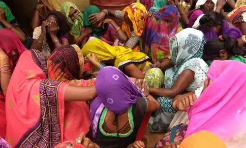 बाजारों में बढ़ेगी रौनक, तो बढ़ न जाएं मातम ! बाजारों में बढ़ेगी रौनक, तो बढ़ न जाएं मातम !