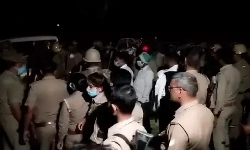 प्रतापगढ़: प्यार के मामले में युवक को जिंदा जलाया, गुस्साए लोगों ने फूंकी पुलिस की गाड़ियां प्रतापगढ़: प्यार के मामले में युवक को जिंदा जलाया, गुस्साए लोगों ने फूंकी पुलिस की गाड़ियां