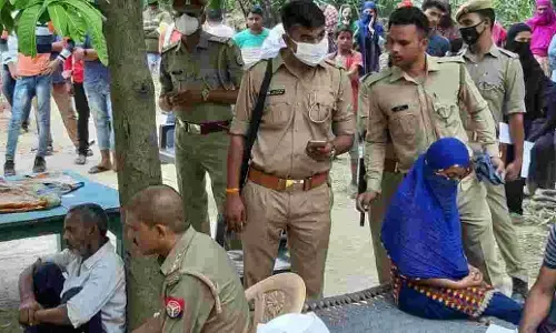 घटनास्थल पर पहुंचकर लिखा-पढ़ी करती पुलिस एवं पेड़ के पास बैठा आरोपी पिता। घटनास्थल पर पहुंचकर लिखा-पढ़ी करती पुलिस एवं पेड़ के पास बैठा आरोपी पिता।