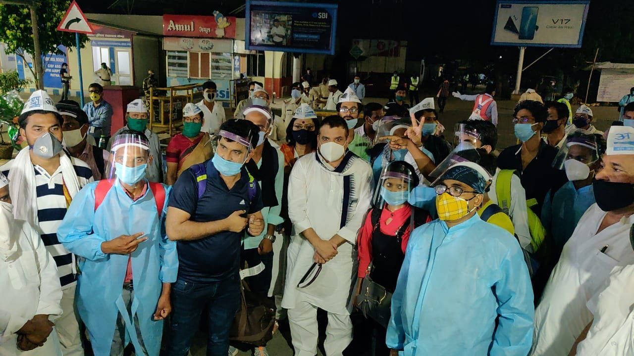 AAP सांसद संजय सिंह की सराहनीय पहल, मजदूरों को अपने साथ प्लेन में बिठाकर पटना छोड़कर आए AAP सांसद संजय सिंह की सराहनीय पहल, मजदूरों को अपने साथ प्लेन में बिठाकर पटना छोड़कर आए