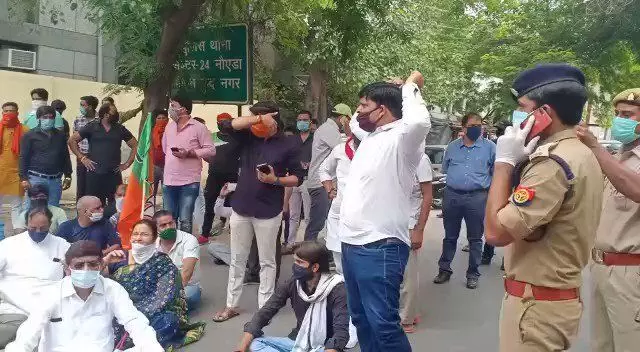 नोएडा में बीजेपी नेता की गिरफ्तारी पर बीजेपी कार्यकर्ता दे रहे है थाने पर धरना, सोशल डिस्टेंसिंग का उड़ा मजाक