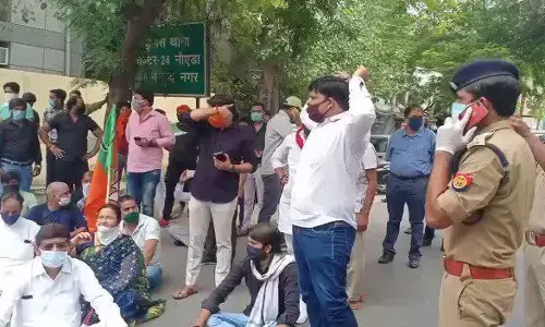 नोएडा में बीजेपी नेता की गिरफ्तारी पर बीजेपी कार्यकर्ता दे रहे है थाने पर धरना, सोशल डिस्टेंसिंग का उड़ा मजाक नोएडा में बीजेपी नेता की गिरफ्तारी पर बीजेपी कार्यकर्ता दे रहे है थाने पर धरना, सोशल डिस्टेंसिंग का उड़ा मजाक
