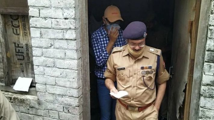 यूपी के बाराबंकी में आर्थिक तंगी के चलते पूरे परिवार ने किया सुसाइड, पांच लाशें देख उड़े होश यूपी के बाराबंकी में आर्थिक तंगी के चलते पूरे परिवार ने किया सुसाइड, पांच लाशें देख उड़े होश