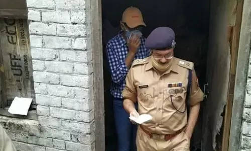 यूपी के बाराबंकी में आर्थिक तंगी के चलते पूरे परिवार ने किया सुसाइड, पांच लाशें देख उड़े होश यूपी के बाराबंकी में आर्थिक तंगी के चलते पूरे परिवार ने किया सुसाइड, पांच लाशें देख उड़े होश