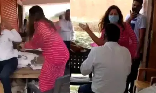 टिकटॉक स्टार और BJP नेता सोनाली फोगाट ने मार्केट कमेटी के सचिव को चप्पलों से पीटा, VIDEO वायरल टिकटॉक स्टार और BJP नेता सोनाली फोगाट ने मार्केट कमेटी के सचिव को चप्पलों से पीटा, VIDEO वायरल