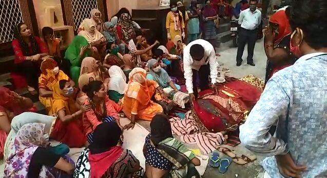 नोएडा में फिर से शर्मसार करने वाली घटना, 8 महीने की गर्भवती महिला ने तोड़ा एंबुलेंस में दम नोएडा में फिर से शर्मसार करने वाली घटना, 8 महीने की गर्भवती महिला ने तोड़ा एंबुलेंस में दम