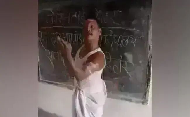 क्वारंटाइन सेंटर के इस रसोइया का डांस VIDEO सोशल मीडिया पर हो रहा है वायरल, आपने देखा क्या? क्वारंटाइन सेंटर के इस रसोइया का डांस VIDEO सोशल मीडिया पर हो रहा है वायरल, आपने देखा क्या?