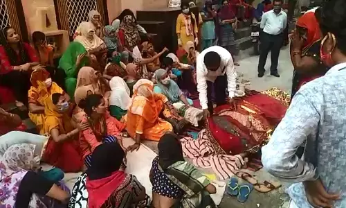 नोएडा में फिर से शर्मसार करने वाली घटना, 8 महीने की गर्भवती महिला ने तोड़ा एंबुलेंस में दम नोएडा में फिर से शर्मसार करने वाली घटना, 8 महीने की गर्भवती महिला ने तोड़ा एंबुलेंस में दम